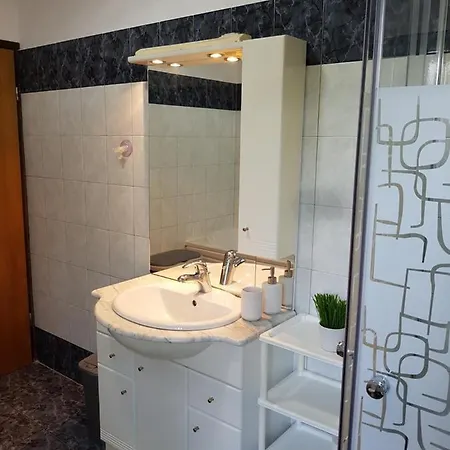 Roberta Apartment *
